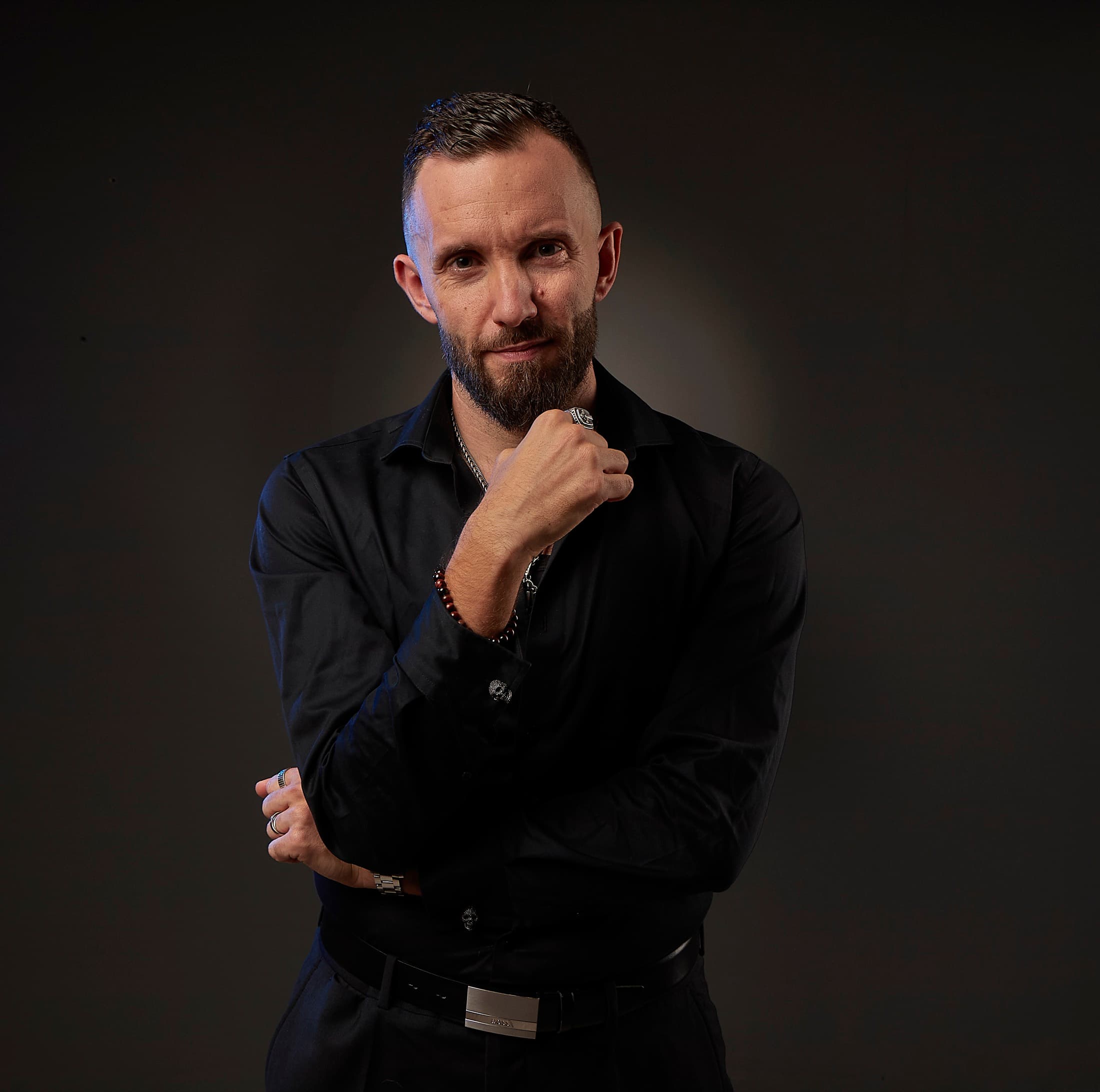 Christophe Mazzola, portrait studio, bras croisés