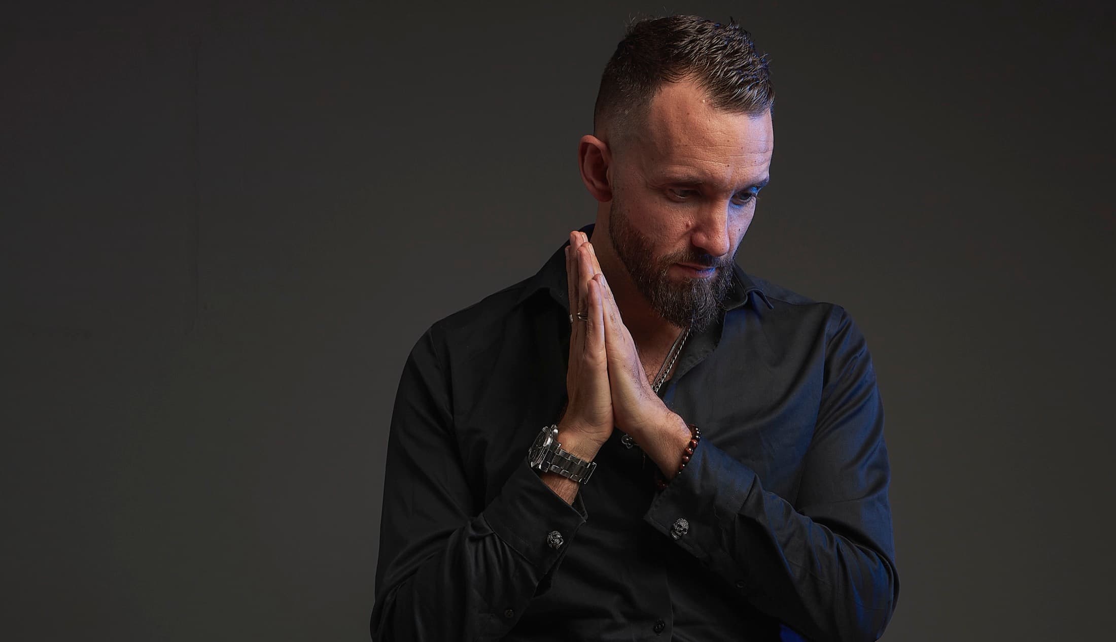 Christophe Mazzola, portrait studio, pensif