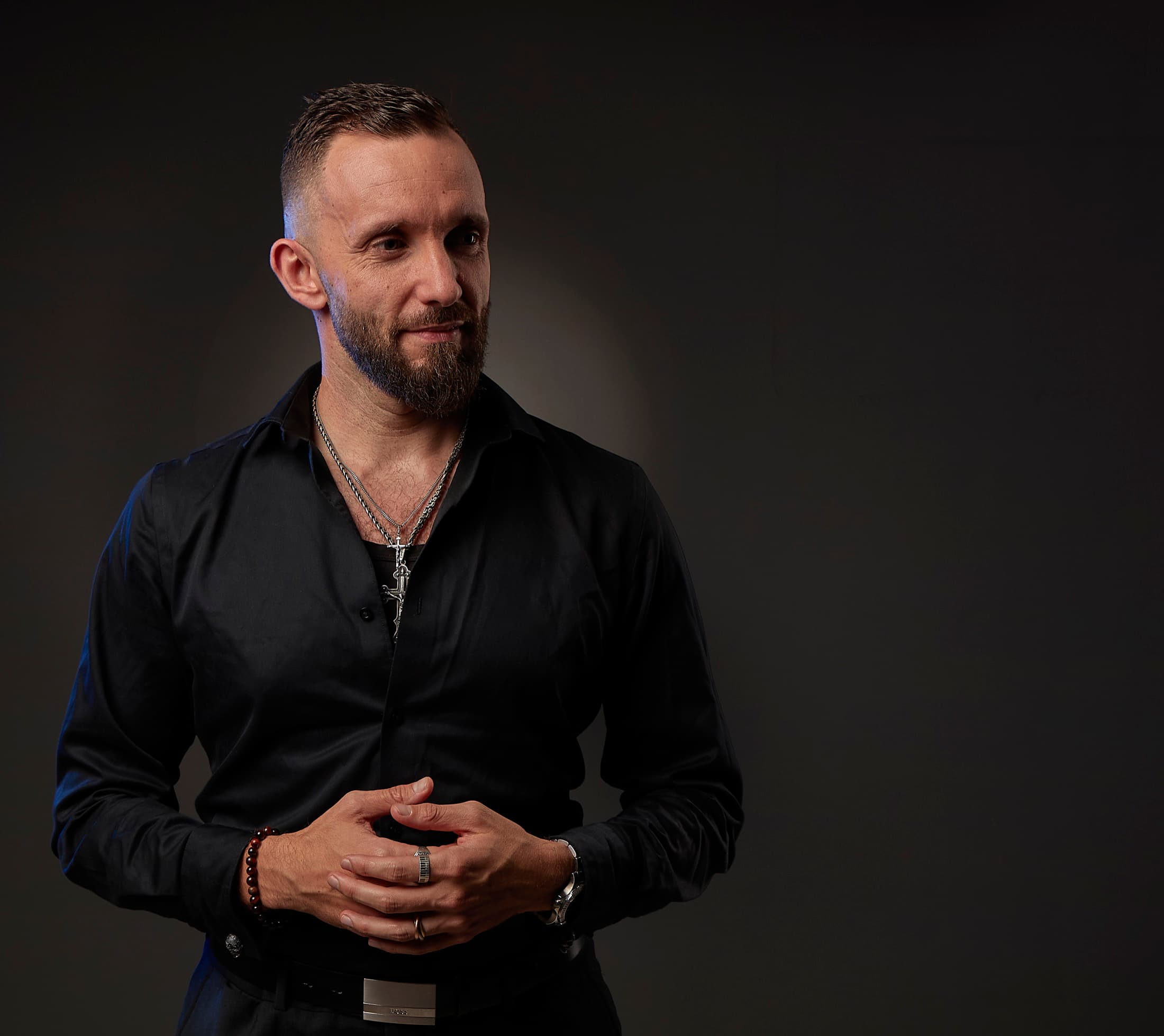 Christophe Mazzola, portrait studio, de trois quarts